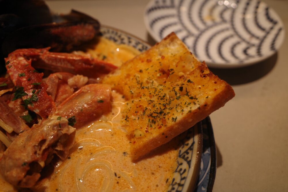 スープに浸したガーリックトースト