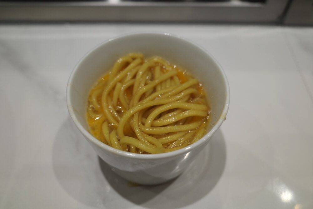 生卵をつけて油そば