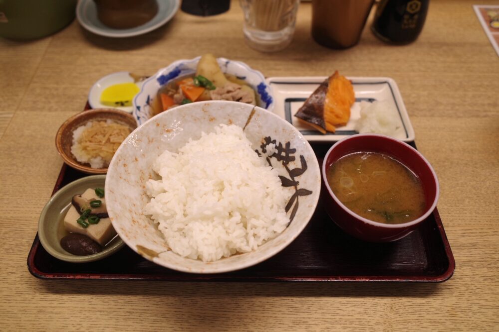 肉じゃがと焼魚定食
