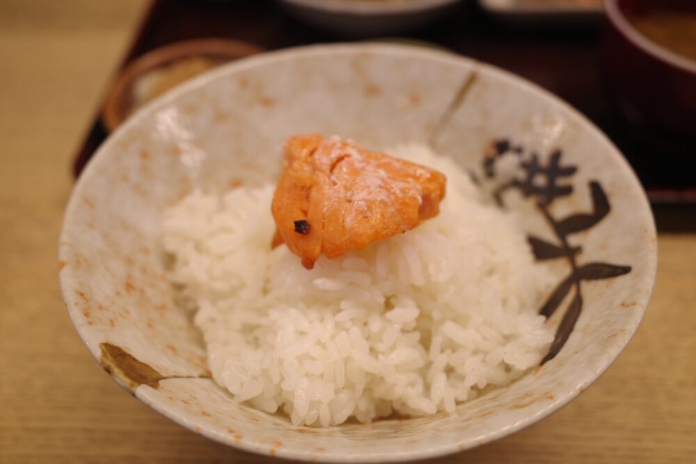 焼鮭をのせたご飯