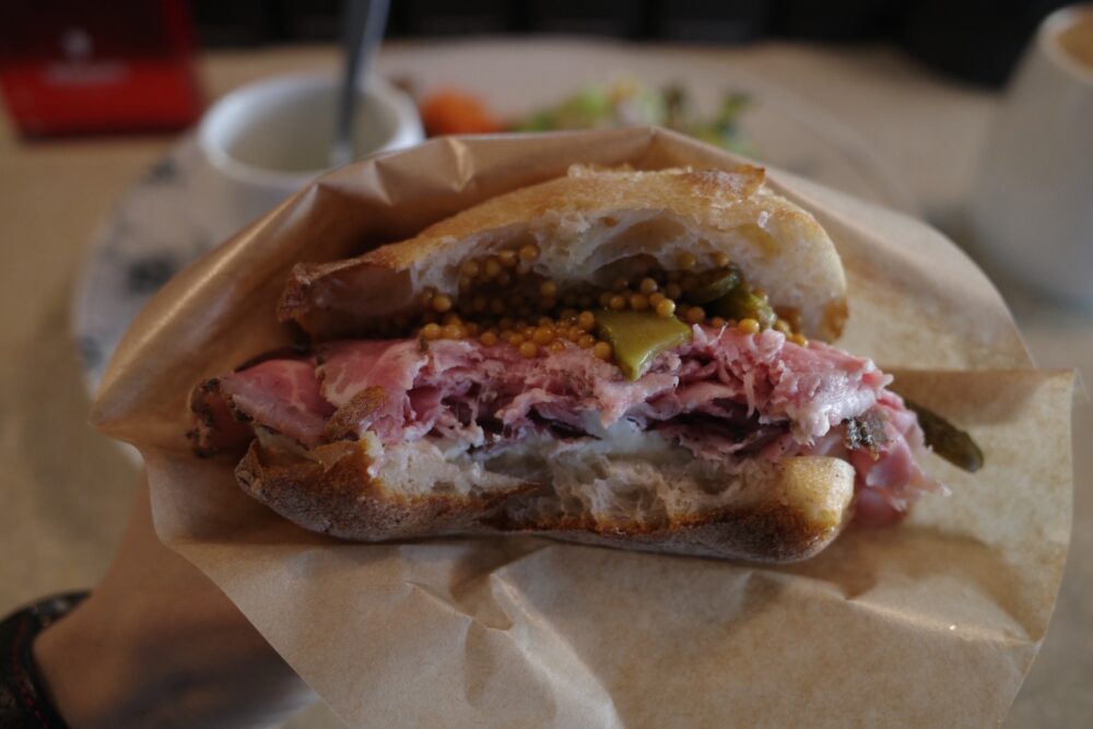 自家製ハムとクリームチーズのサンドの断面