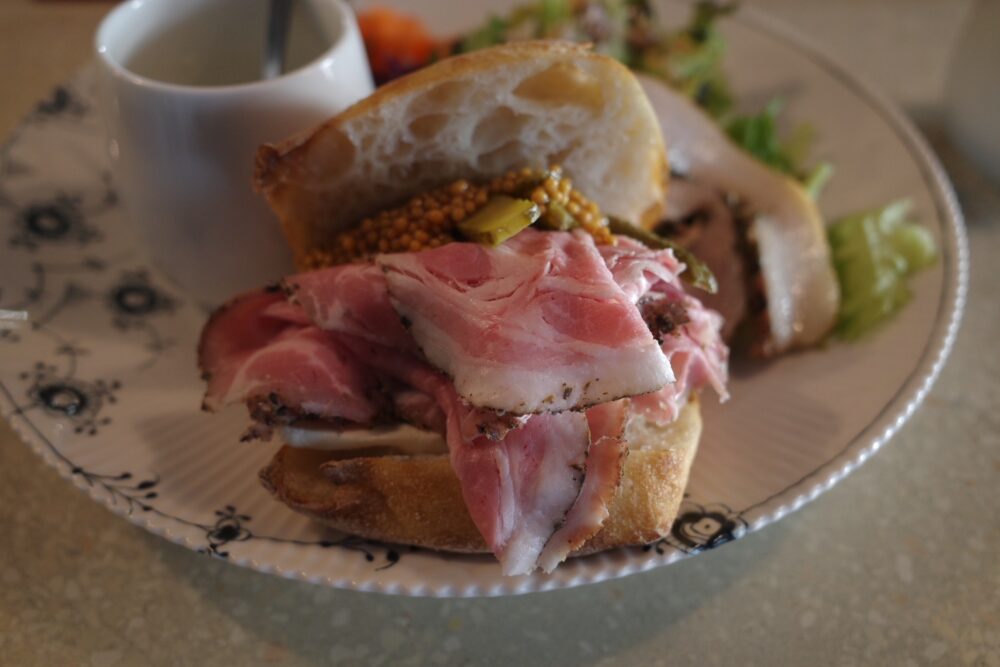 自家製ハムとクリームチーズのサンド