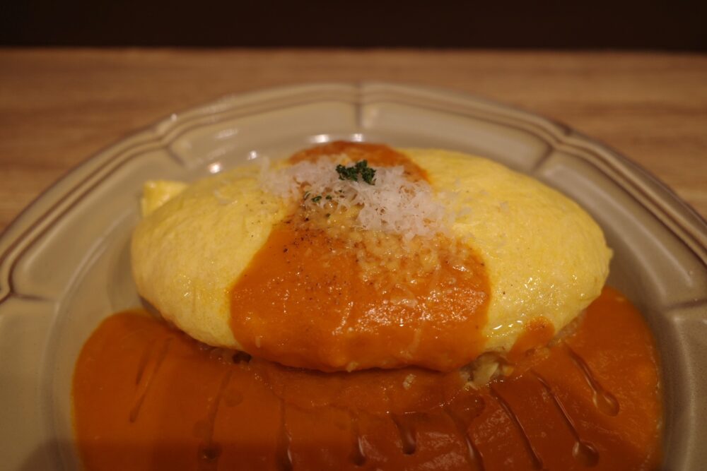 オリジナルトマトソースのオムライスの形状