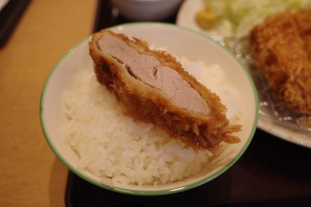 ヒレカツをのせたご飯