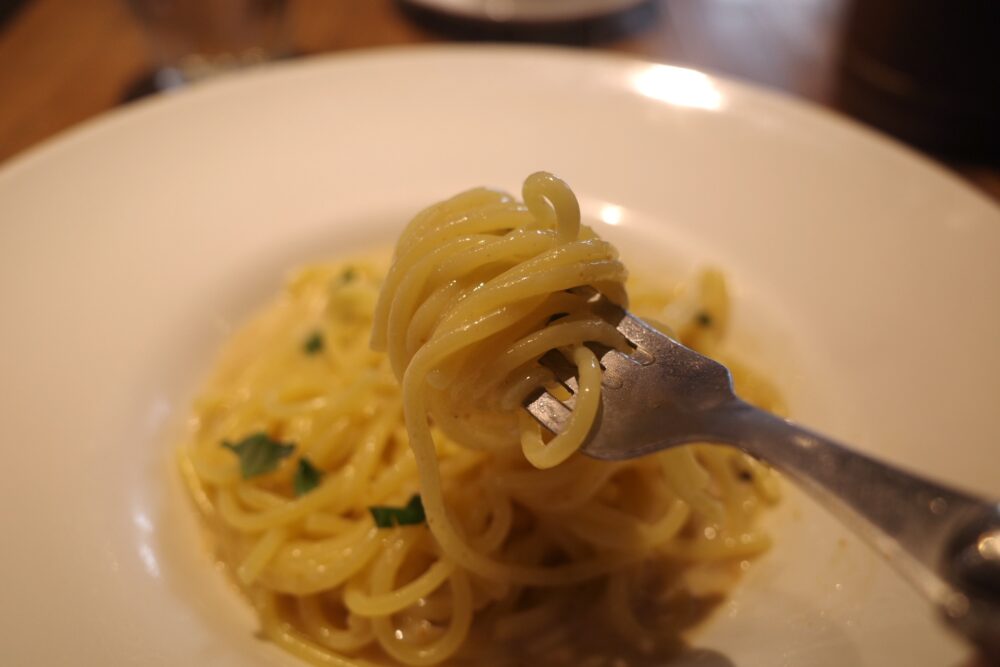 一口の黒トリュフとウニの濃厚クリームソースパスタ