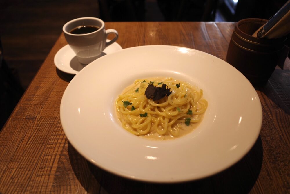 黒トリュフとウニの濃厚クリームソースパスタと珈琲