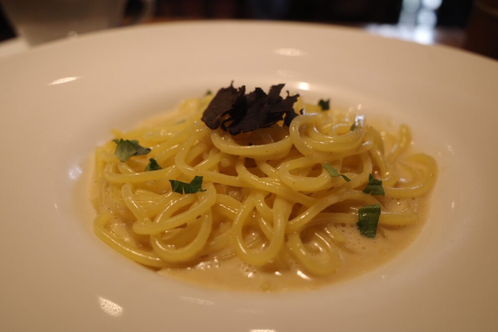 黒トリュフとウニの濃厚クリームソースパスタの盛り具合