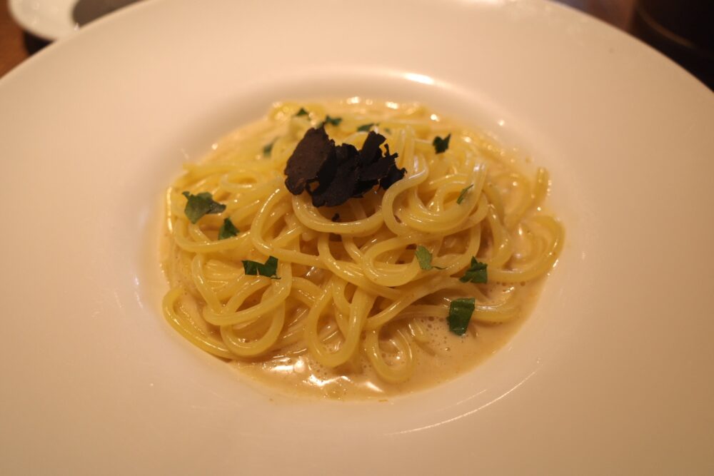 黒トリュフとウニの濃厚クリームソースパスタ