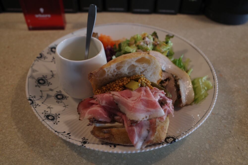 自家製ハムとクリームチーズのサンドのプレート