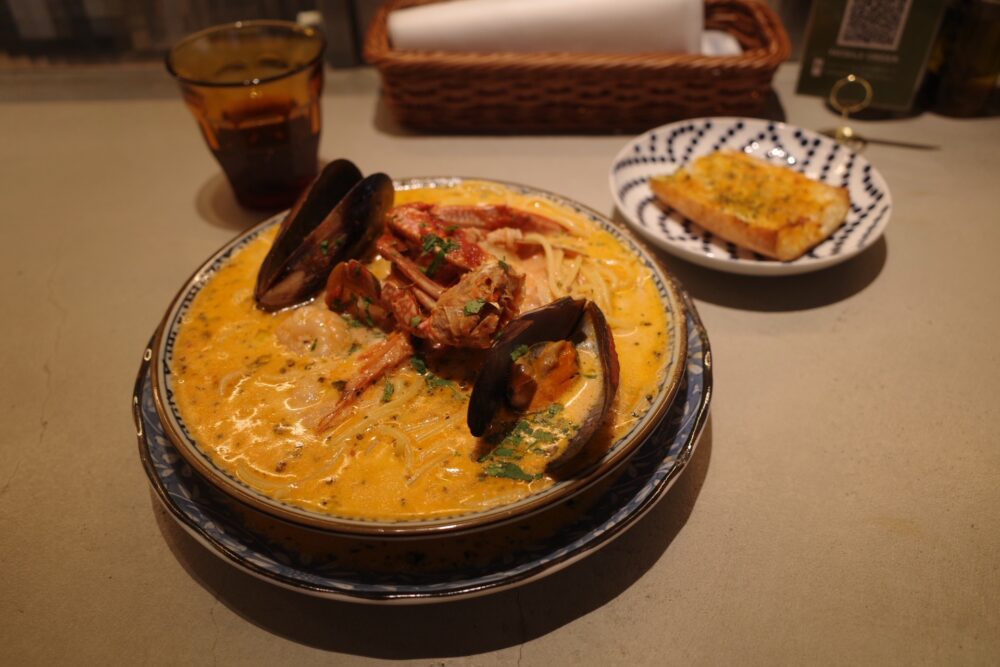 渡り蟹と魚介のトマトクリーム とガーリックトースト