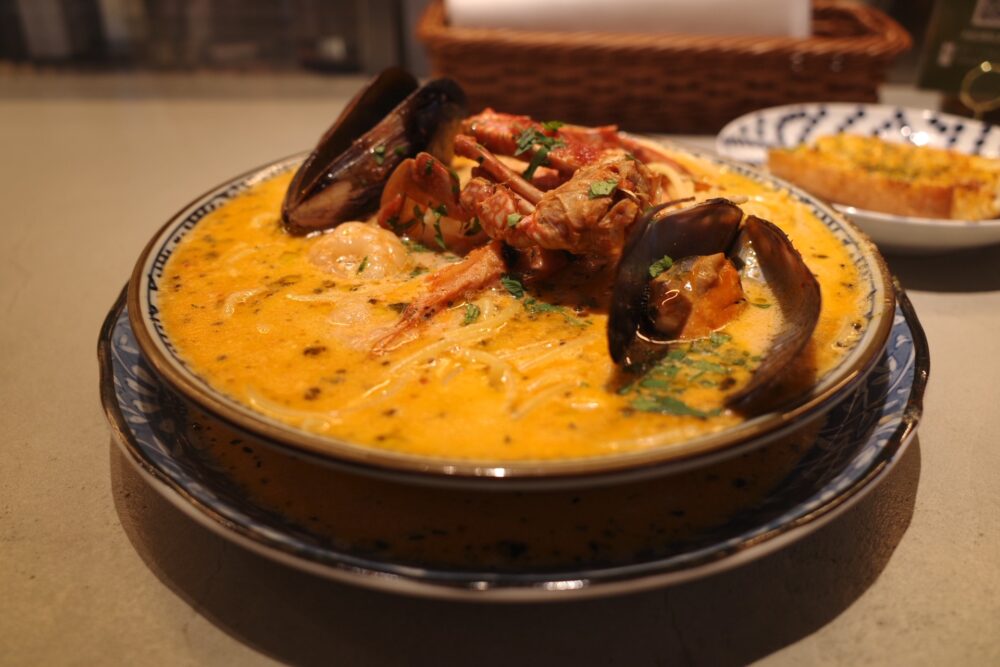 渡り蟹と魚介のトマトクリーム のスープスパゲッティの盛り具合