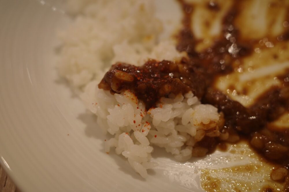 辛味スパイスを加えた牛すじカレー