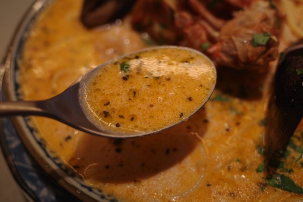 渡り蟹と魚介のトマトクリーム のスープ