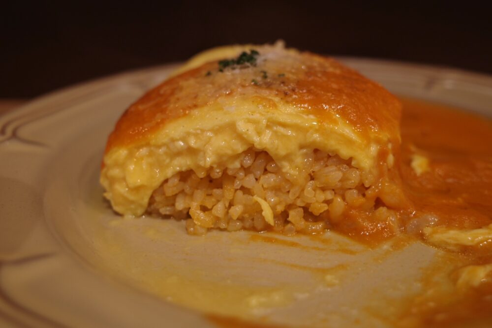 オリジナルトマトソースのオムライスの断面