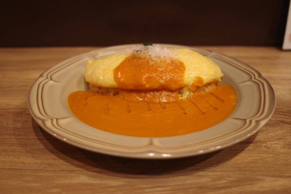 横からオリジナルトマトソースのオムライス