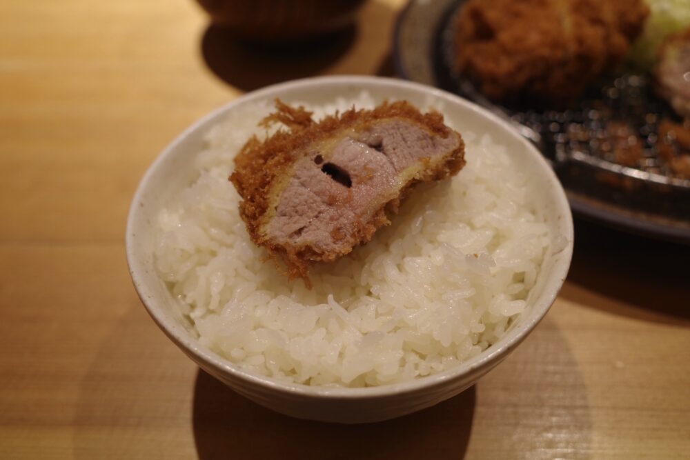 ヒレカツをのせたご飯