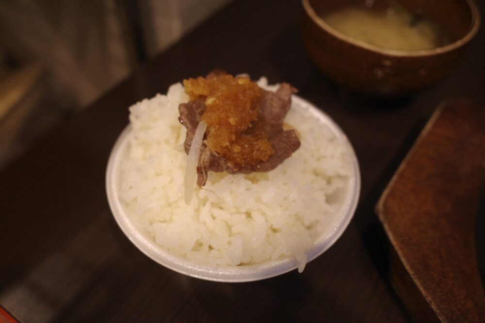 和牛をのせたご飯