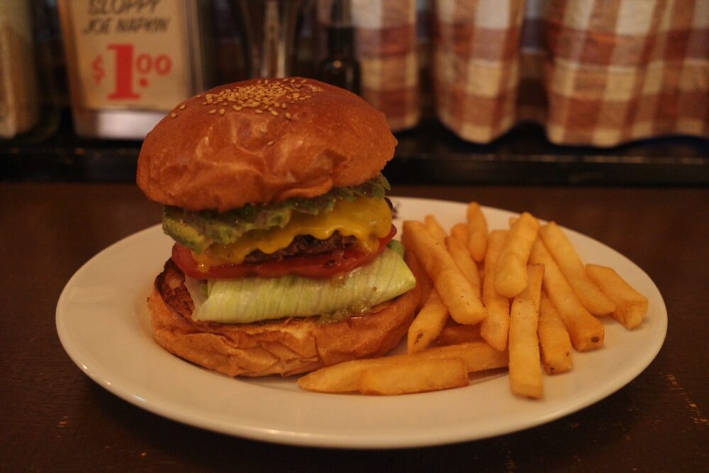 アボカドチーズバーガーとフライドポテト