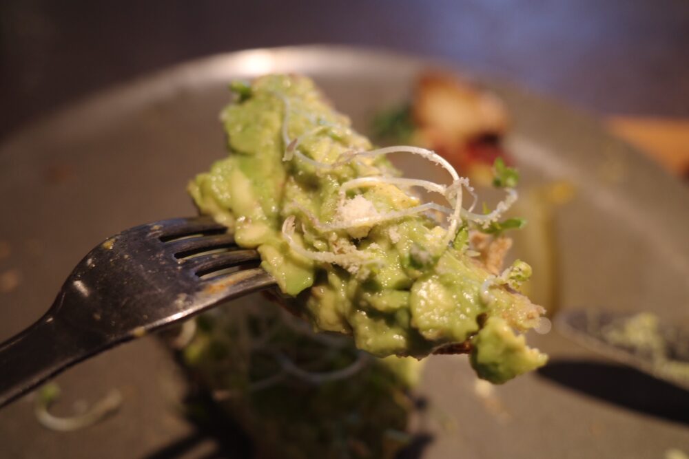 一口のアボカドサンド