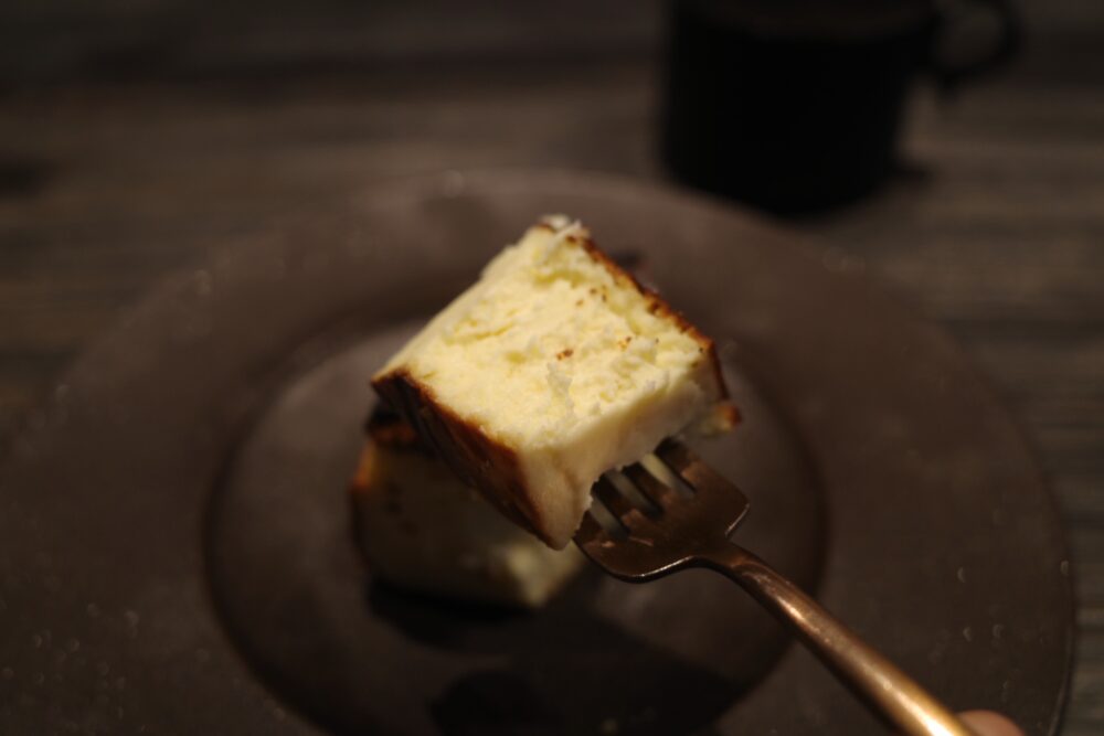 一口の蜂蜜のバスクチーズケーキ