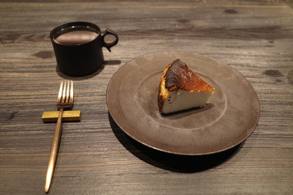 蜂蜜のバスクチーズケーキと今月のドリップコーヒー
