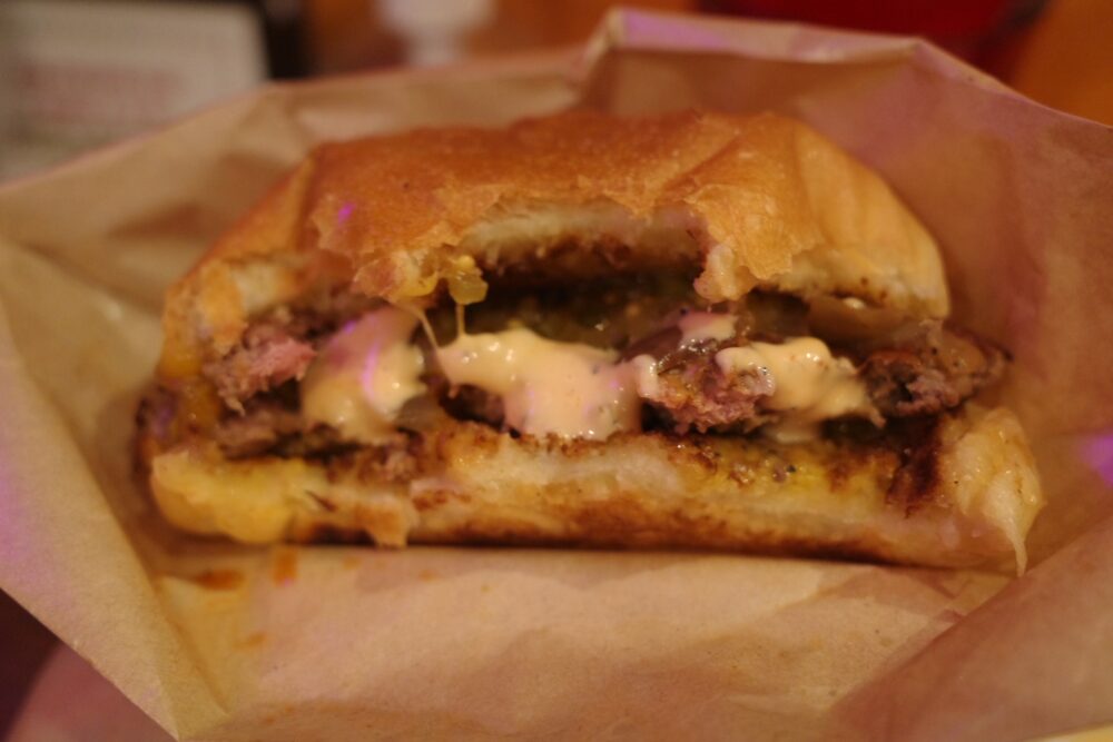 バーガーソースを塗ったヤミースマッシュバーガー