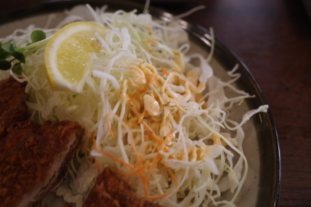 ドレッシングをかけたキャベツ