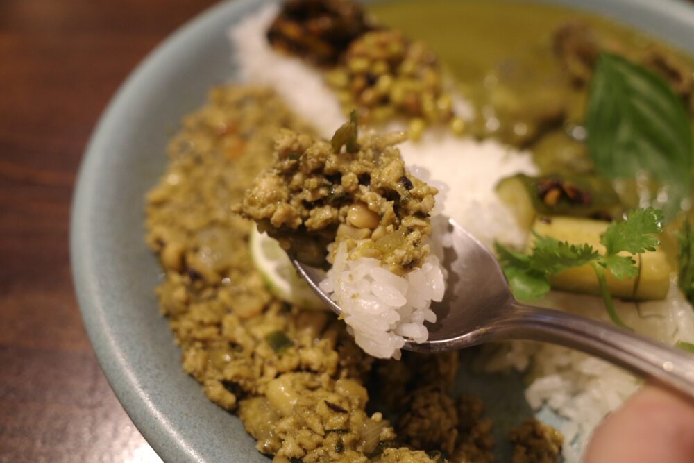 一口のチキンガパオ