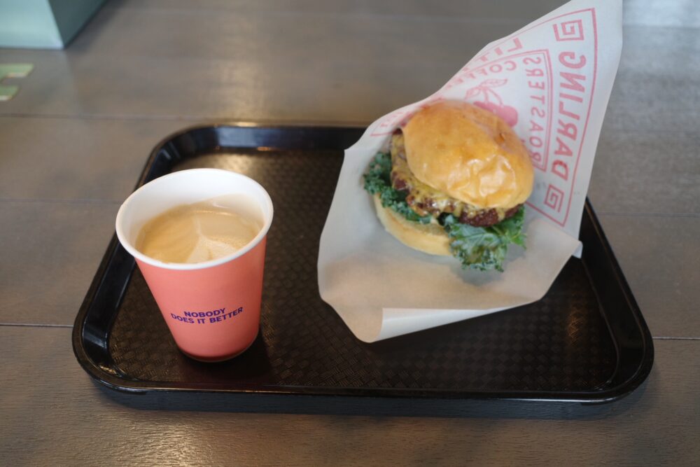 クラシックチーズバーガー+フラットホワイト