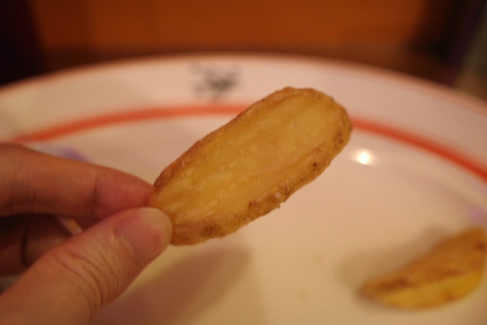 一口のフライドポテト