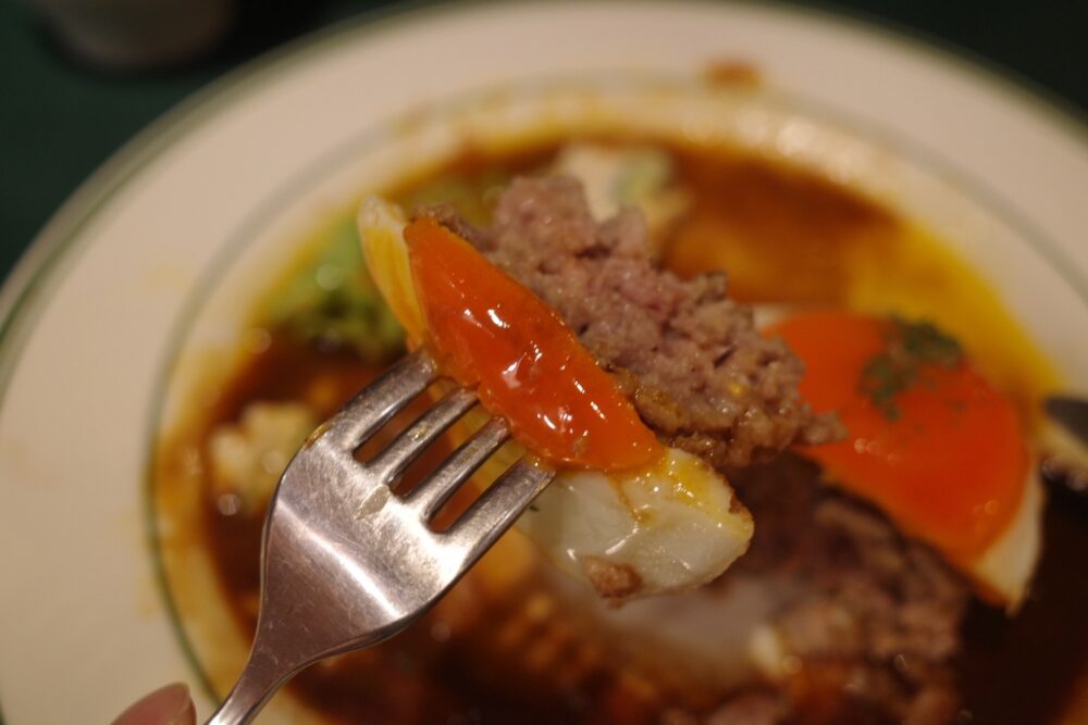 一口の目玉焼きのせハンバーグ