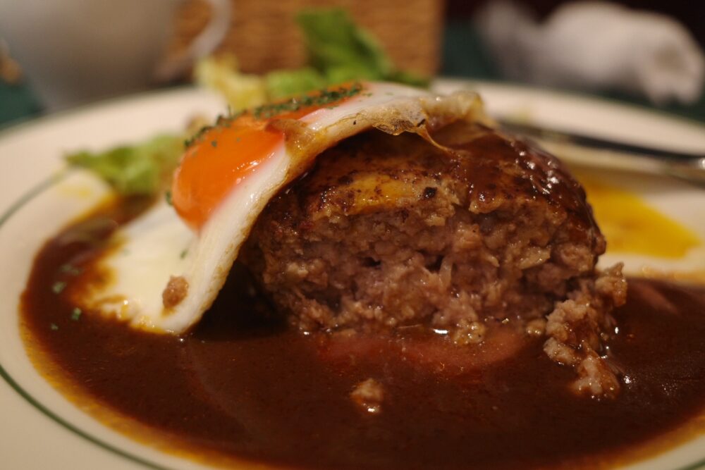 目玉焼きのせハンバーグの断面