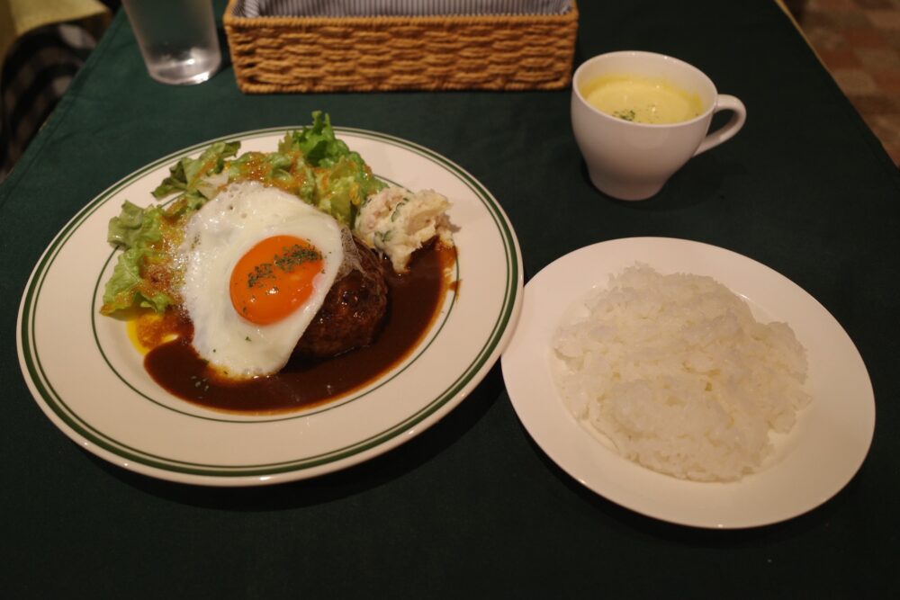 目玉焼きのせハンバーグランチセット