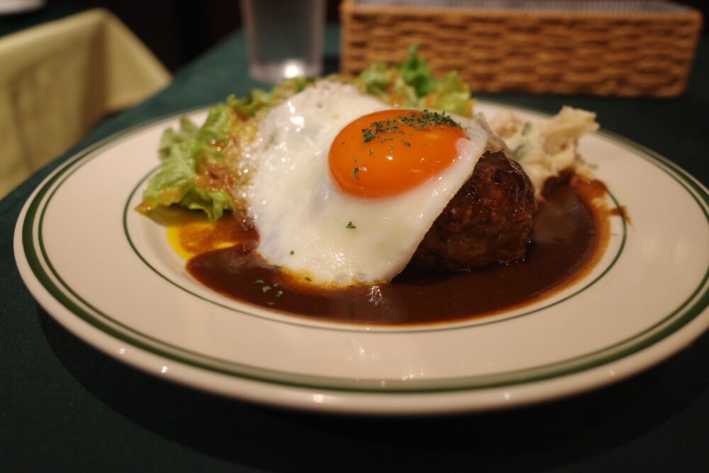 目玉焼きのせハンバーグの盛り具合
