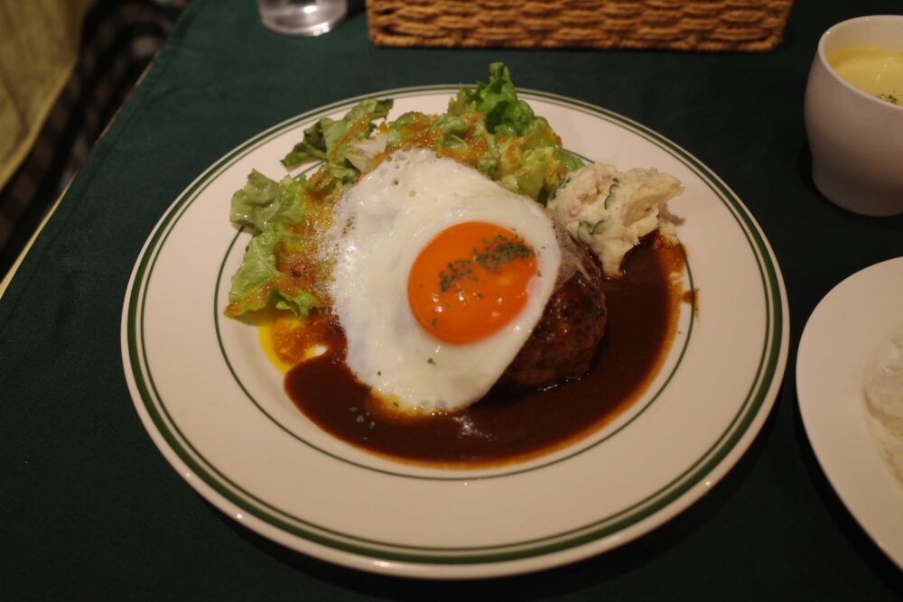 目玉焼きのせハンバーグ