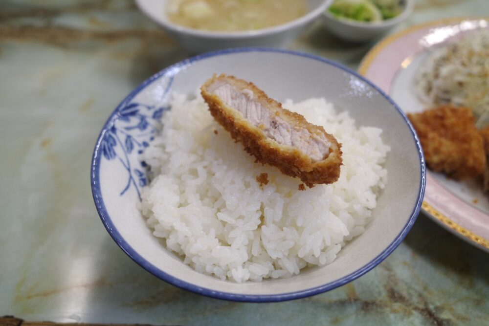 ロースかつをのせたご飯