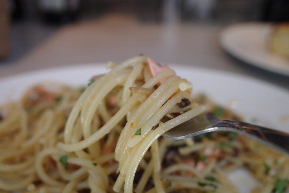 一口の富士山サーモンとキノコ、唐墨のペペロンチーノ