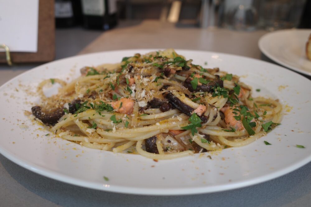 富士山サーモンとキノコ、唐墨のペペロンチーノの盛り具合