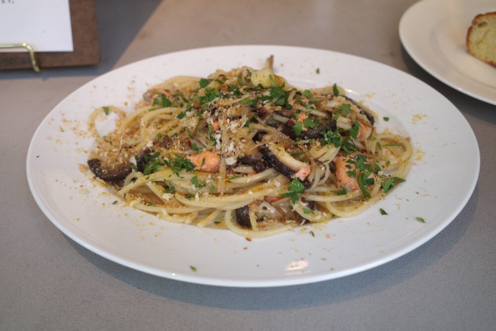 富士山サーモンとキノコ、唐墨のペペロンチーノ
