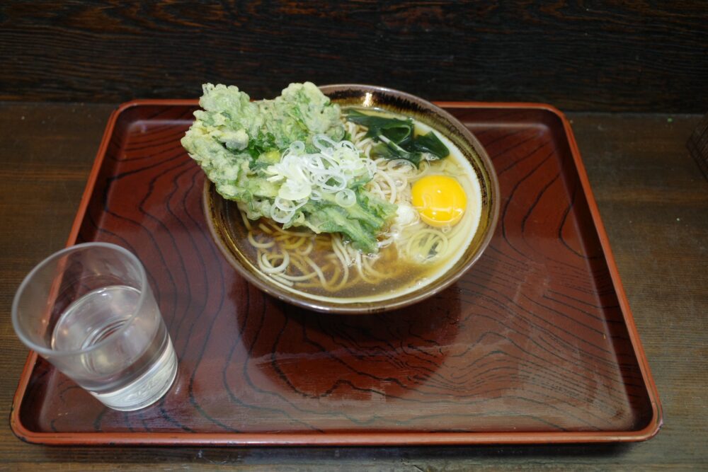玉子トッピングした春菊天そばと水
