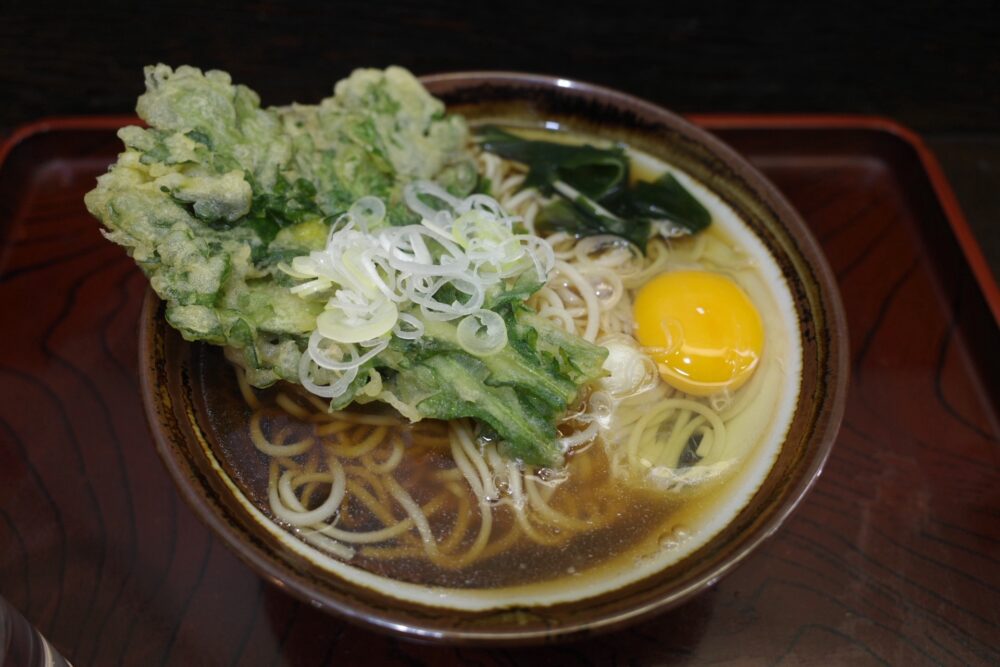 玉子トッピングした春菊天そば