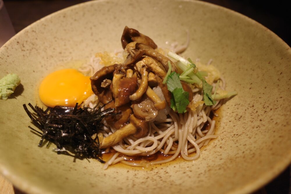 玉子をのせた、冷 なめこおろしそば