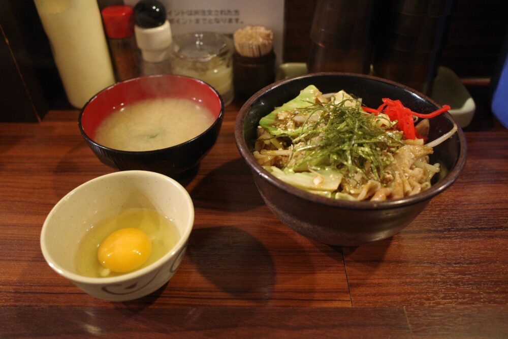 てりやきにんにくスタミナ丼 小盛＋生たまご＋味噌汁