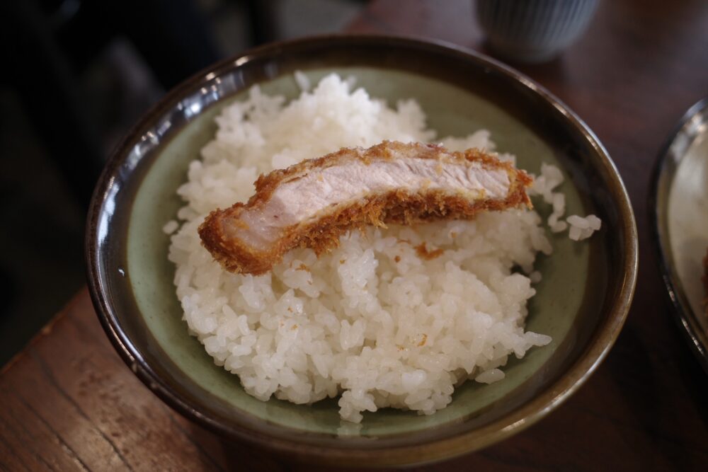 とんかつをのせたご飯