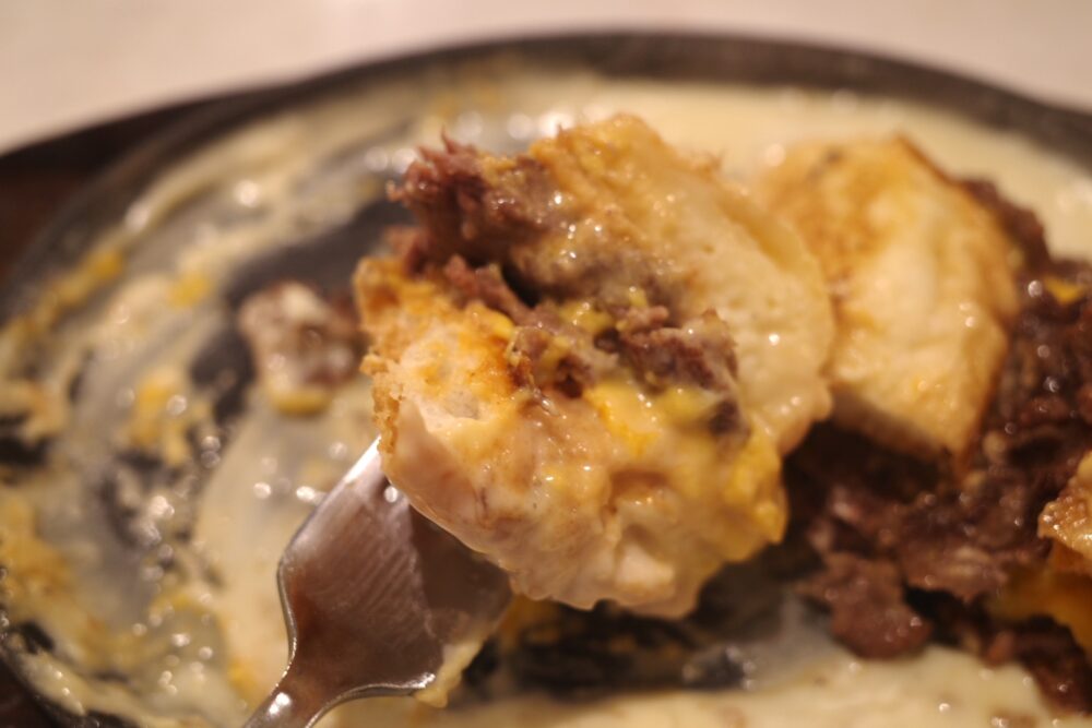 一口のチーズにインしたハンバーガー2枚