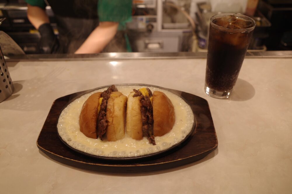 チーズにインしたハンバーガー2枚＋ソフトドリンク