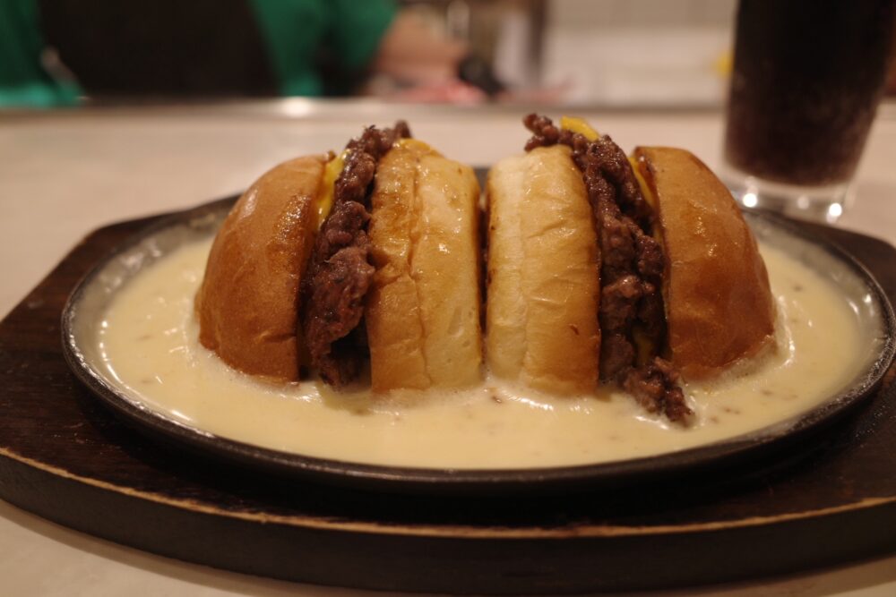 チーズにインしたハンバーガー2枚の盛り具合