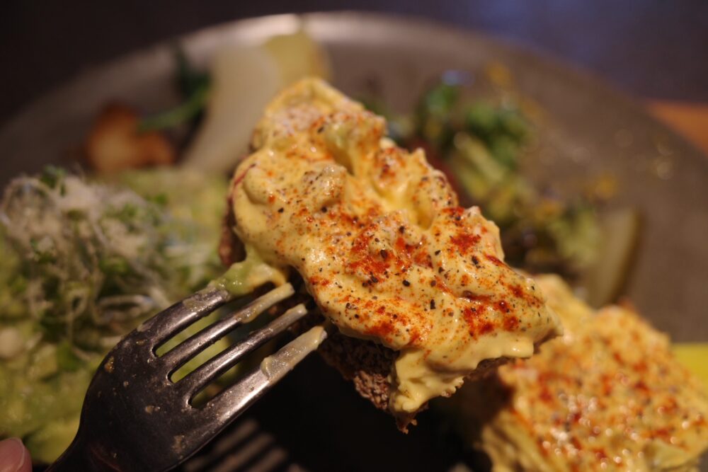 一口のヴィーガンエッグサンド