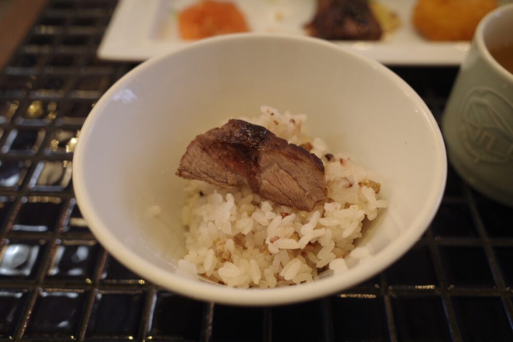 オーストラリア産牛ももステーキをのせたご飯
