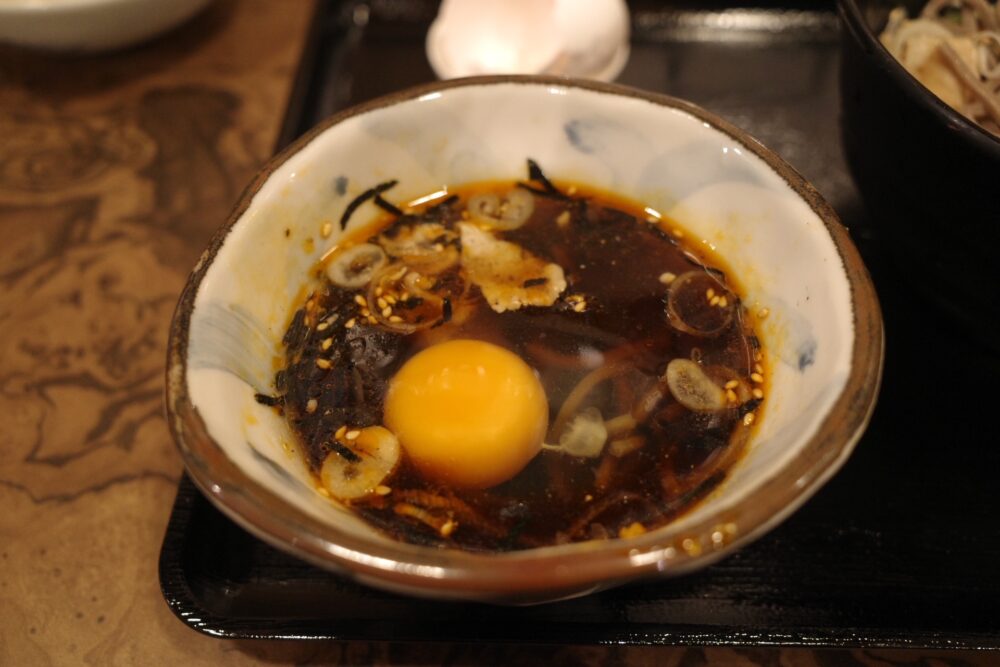 生卵を落としたつけ汁